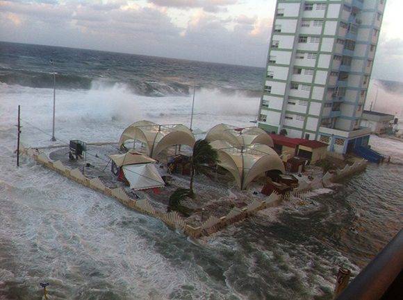 Inundaciones en el malecón habanero Inundaciones en el malecón habanero